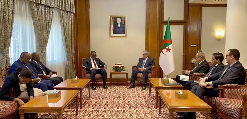 Algerian Prime Minister Hosts Mozambique's Minister of Economy and Finance