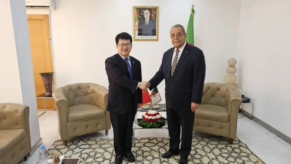 Minister Aoun Holds Talks with Chinese Ambassador in Algeria